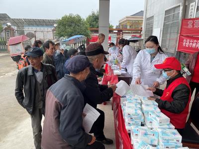 市皮防所黨員志愿者 健康義診進(jìn)鄉(xiāng)村，麻風(fēng)防治人人知，營(yíng)養(yǎng)健康咨詢(xún)暖人心